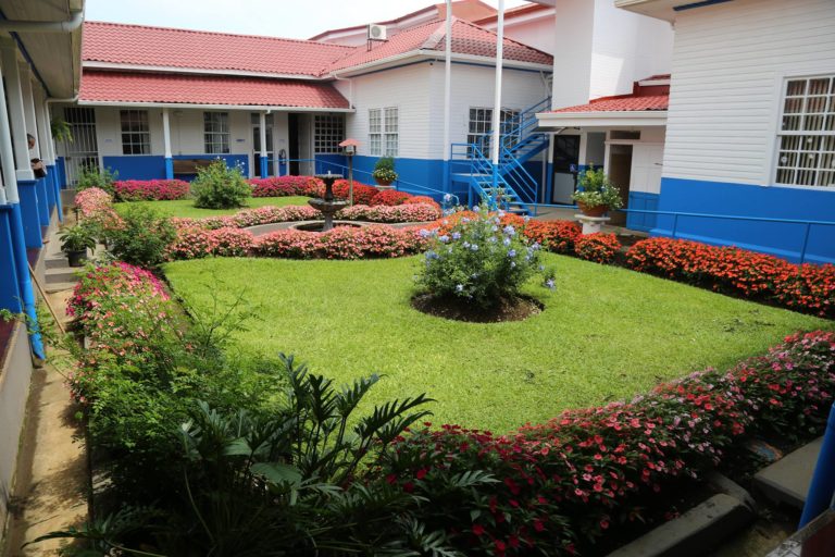 Fotografía patio interno de la Municipalidad de Naranjo